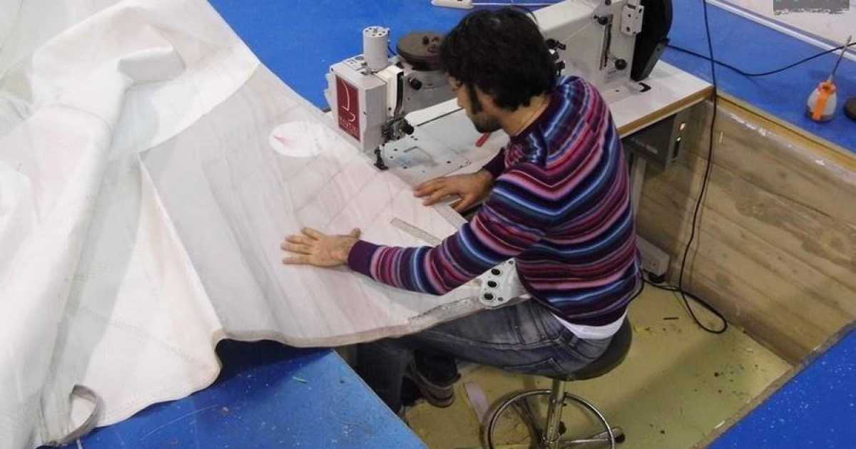 Taranto, nel laboratorio di Luigi: l'artigiano che realizza le vele delle barche